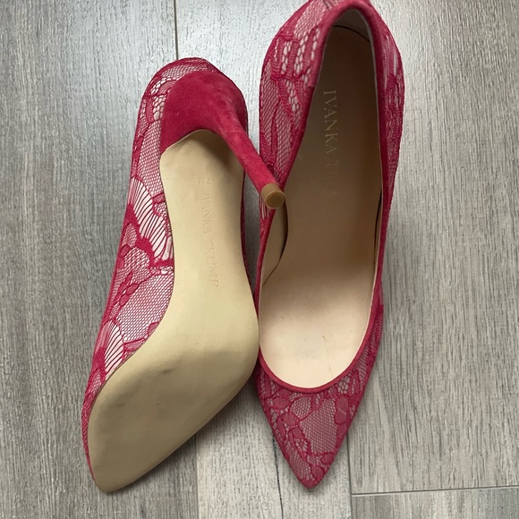 BOGO Stunning Red Floral Lace Heels NWOT - Picture 5 of 6